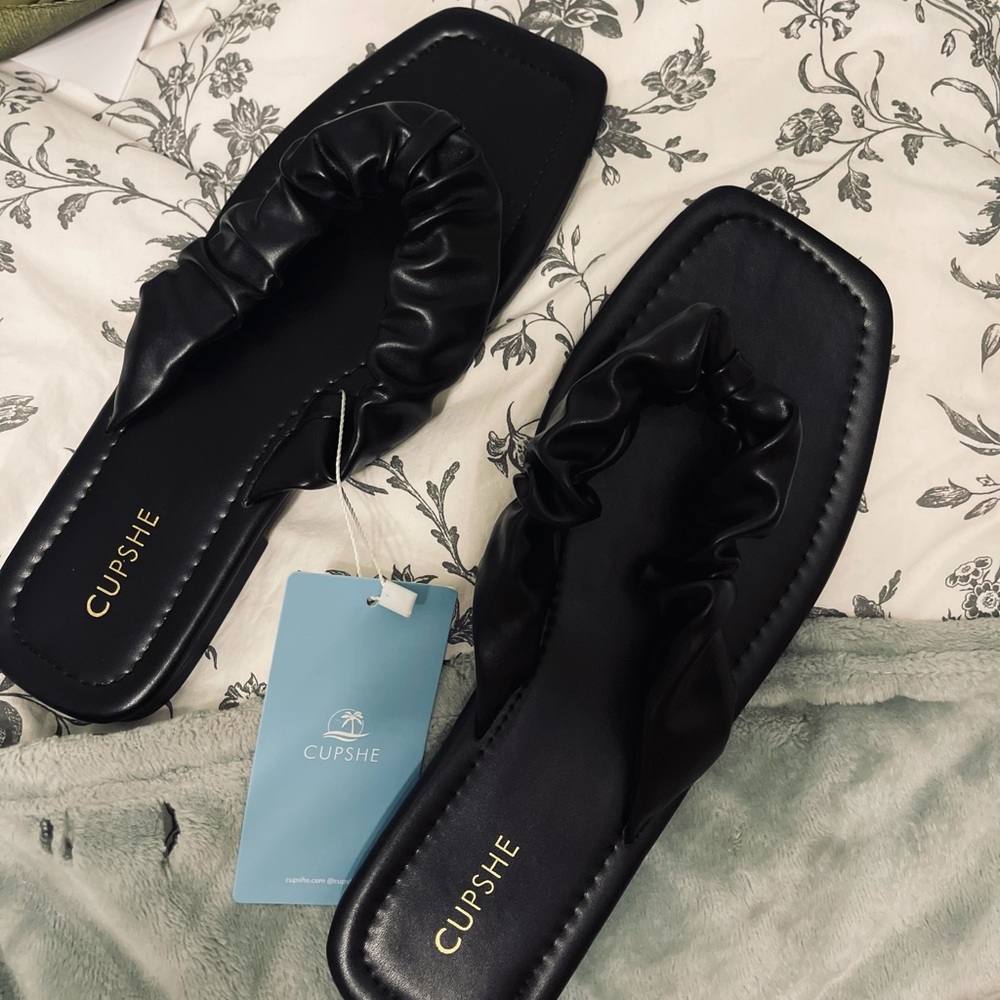 Cupshe cute black ruffled sandals